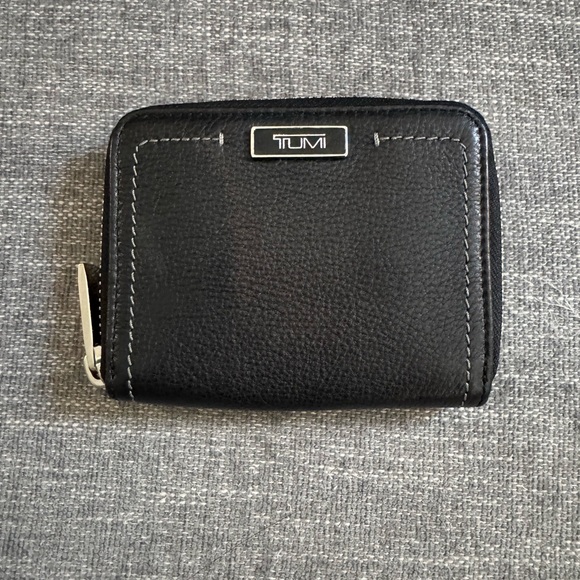 Tumi Black Leather Zippered Wallet - Picture 1 of 6